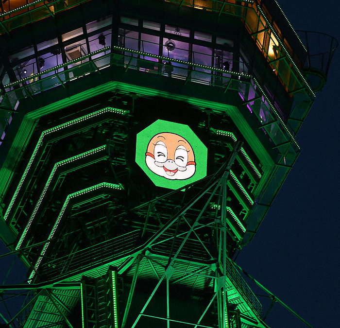 New corona infection Tsutenkaku Tower lit up in green Tsutenkaku Tower illuminated in green on the afternoon of May 23, 2022 in Naniwa ku, Osaka City. Photo by Ryoichi Mochizuki at 7:22 p.m.
