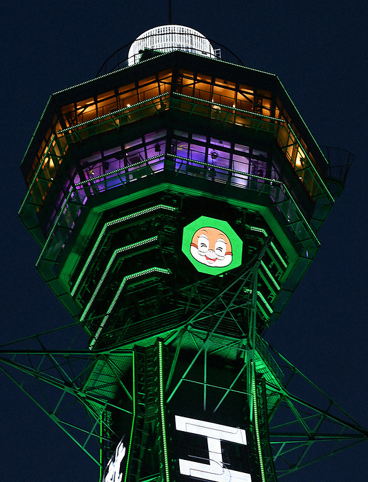 New corona infection Tsutenkaku Tower lit up in green Tsutenkaku Tower lit up green as the  Osaka Model,  an original standard for indicating the infection status of the new coronavirus, became a  green signal  for the first time in four and a half months, 202 in Naniwa ku, Osaka City. Photo by Ryoichi Mochizuki at 7:22 p.m. on May 23, 2002
