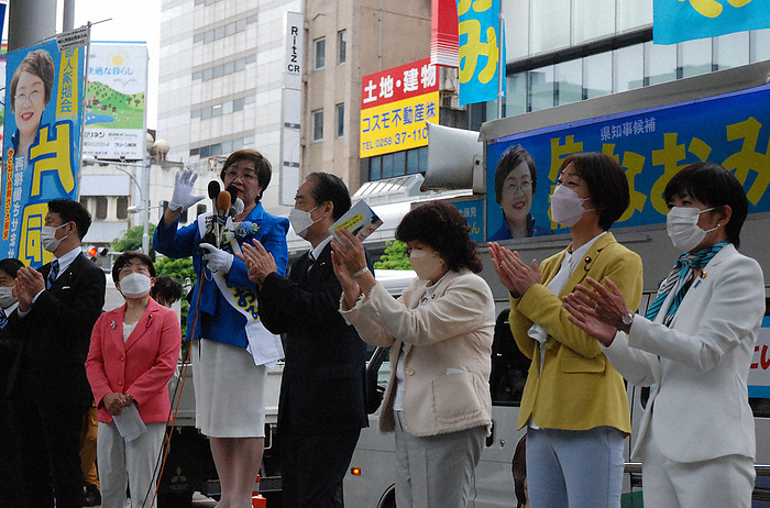 Nahomi Katagiri  third from left  speaking on the street Naomi Katagiri  third from left  makes a speech on the street. Naoto Kan  fourth from left , Yuko Mori  far right , Makiko Kikuta  second from right , and other members of the Diet of the Constitutional Democratic Party of Japan rushed to the scene in front of JR Nagaoka Station in Nagaoka City, May 21, 2022, 5:27 PM  photo by Yo Naito