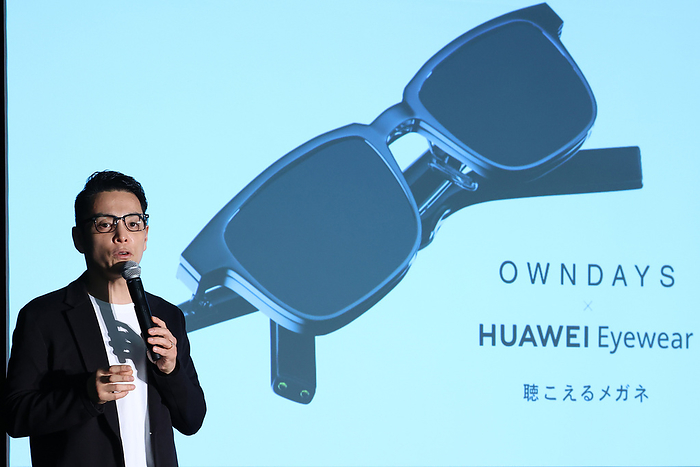 Huawei Announces Audio Glass May 26, 2022, Tokyo, Japan   Japanese eyewear maker Owndays president Shuji Tanaka display Chinese electronics giant Huawei s audio glasses  Huawei Eyewear  equipped with microphones, speakers and sensors on its temples at the company s new products presentation in Tokyo on Thursday, May 26, 2022. Owndays will provide a service to change glasses for prescription lenses at their shops.    Photo by Yoshio Tsunoda AFLO  