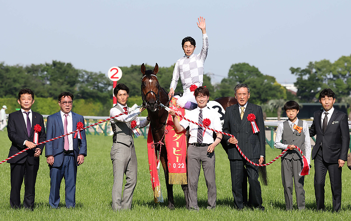 2022 Japan Derby  G1 : Doudeuse wins Doudeuse and Yutaka Take, the jockey who won the Derby. At far left is trainer Yasuo Tomomichi. May 29, 2022, Tokyo Racecourse date 20220529 place Tokyo Racecourse