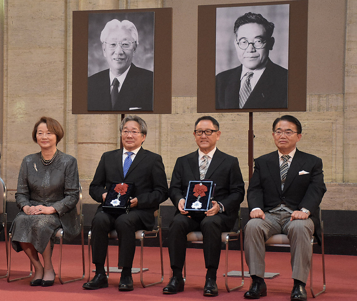 The late Kiichiro Toyoda and the late Akio Morita were presented with honorary prefectural citizenship by Aichi Prefecture, and received honorary prefectural citizenship medals from  second from right  Kiichiro s grandson Akio Toyoda, President of Toyota Motor Corporation  Morita s eldest son, Hideo Morita  and his eldest daughter, Naoko Okada. The late Kiichiro Toyoda and the late Akio Morita received honorary prefectural titles from Aichi Prefecture and received honorary prefectural emblems from  second from right  Kiichiro s grandson Akio Toyoda, President of Toyota Motor Corporation, Morita s eldest son, Hideo Morita, and his eldest daughter, Naoko Okada. Far right is Governor Hideaki Omura at the prefectural office on May 30, 2022 at 1:00 p.m. 25 minutes, photo by Saha Kato
