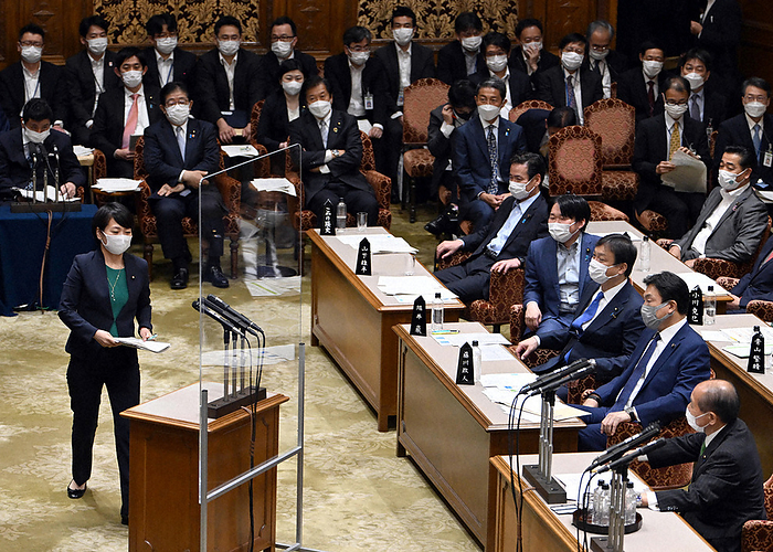 Budget Committee, House of Councillors Deputy Foreign Minister Takako Suzuki  front right  answers questions from Japan Restoration Association s Muneo Suzuki  front left  at the Upper House Budget Committee meeting in the Diet on May 3, 2022. Photo by Mikiharu Takeuchi, 1:17 p.m., May 1, 2022