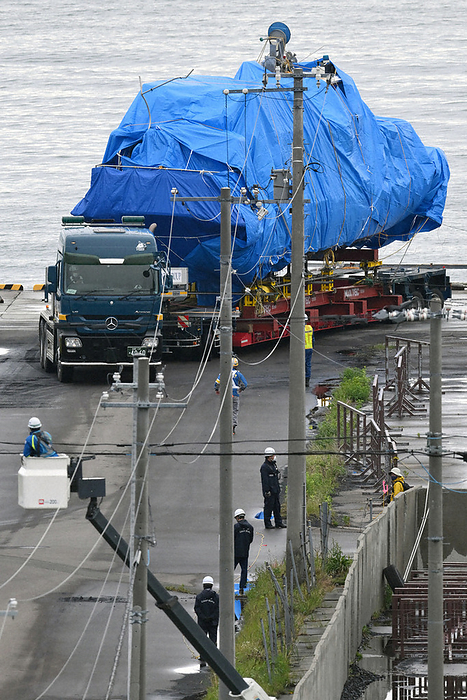 Sightseeing boat lost off Shiretoko Peninsula The sightseeing ship  KAZU I  being transferred to a storage site after being unloaded from a work ship in Abashiri, Hokkaido, Japan, at 8:50 a.m. on June 1, 2022  photo by Nishi Natsuo .