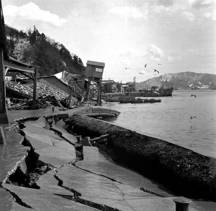 1952 Tokachi oki Earthquake Collapsed Japan Refrigerated Icebreaking Tower in Kamaishi and cracks in the quay wall  At around 10:24 a.m. on April 4, an 8.1 magnitude earthquake hit the Hokkaido and Tohoku regions, and a tsunami reached the Kanto region. The tsunami left 28 people dead, 5 missing, 2,139 houses completely destroyed, and 91 houses swept away. The collapsed Japan Refrigerated Icebreaking Tower and cracks in the quay wall in Kamaishi, Iwate Prefecture, March 4, 1952  photo by Hagiwara head office correspondent . 