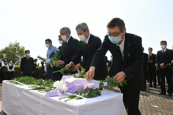 31 years since the occurrence of the great pyroclastic flow on Mt. People offer flowers to the monument in memory of the victims of the eruption of Mt. Unzen Fugendake at 8:00 a.m. on June 3, 2022 in Shimabara City, Nagasaki Prefecture. 32 minutes, photo by Tomotake Yatoh
