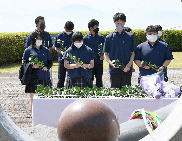 31 years since the occurrence of the great pyroclastic flow on Mt. Shimabara Chuo High School students offer flowers to the memorial monument for the victims of the Mt. Unzen Fugendake eruption disaster on the morning of June 3, 2022 in Shimabara, Nagasaki Prefecture. 9:41 a.m., photo by Tomotake Yatou