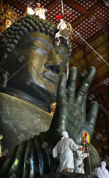 Ominonugui: Carefully dusting the head and face of the Giant Buddha  Todaiji Temple, Nara, Japan Ominugui,  a broom and other tools carefully dusted off, at Todaiji Temple in Nara City, August 7, 2012, 7:00 a.m. 45 minutes, photo by Kazuteru Yamazaki