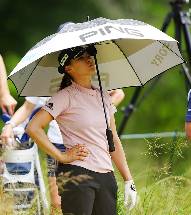 2022 U.S. Women s Open, Day 2 U.S. Women s Open, Day 2, Before the 7th, Hinoko Shibuno supports her parasol with her head, June 3, 2022  photo date 20220603  location Pine Needles GC, Pine Needles, USA