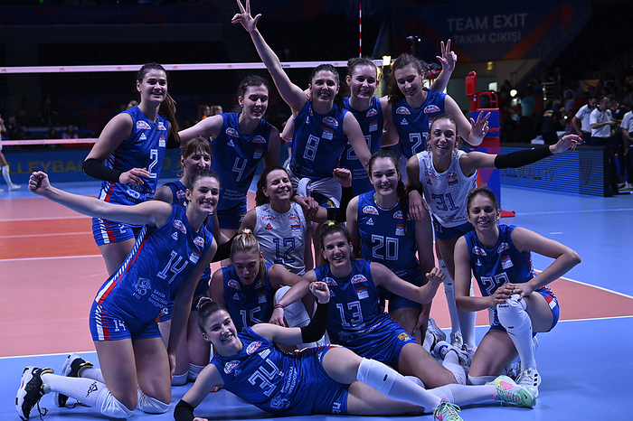 2022 Volleyball Nations League Women  Serbia Women team players pose for victory after the FIVB Volleyball Women s National League pool 2 first week match between Serbia Women and Netherlands Women at Ankara Sports Hall in Ankara, Turkey on June 05, 2022.  Photo : Seskimphoto  PUBLICATIONxNOTxINxTUR