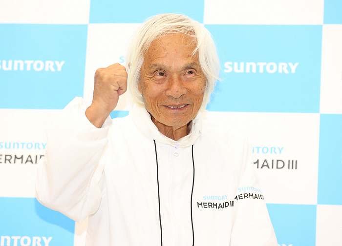 Mr. Horie succeeded in crossing the Pacific Ocean without a single stopover by yacht at the age of 83, the oldest person in the world. Kenichi Horie poses with guts at a press conference after becoming the world s oldest person to sail across the Pacific Ocean, in Nishinomiya City, Hyogo Prefecture, Japan, June 5, 2022. 2:19 p.m., photo by Hiroki Takigawa