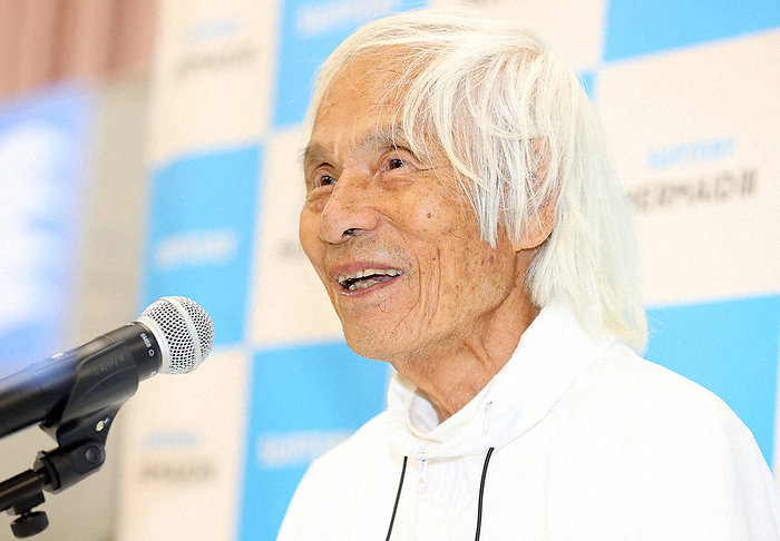 Mr. Horie succeeded in crossing the Pacific Ocean without a single stopover by yacht at the age of 83, the oldest person in the world. Kenichi Horie smiles at a press conference after becoming the world s oldest person to sail across the Pacific Ocean, in Nishinomiya City, Hyogo Prefecture, on the afternoon of June 5, 2022. 2:02 p.m., photo by Hiroki Takigawa