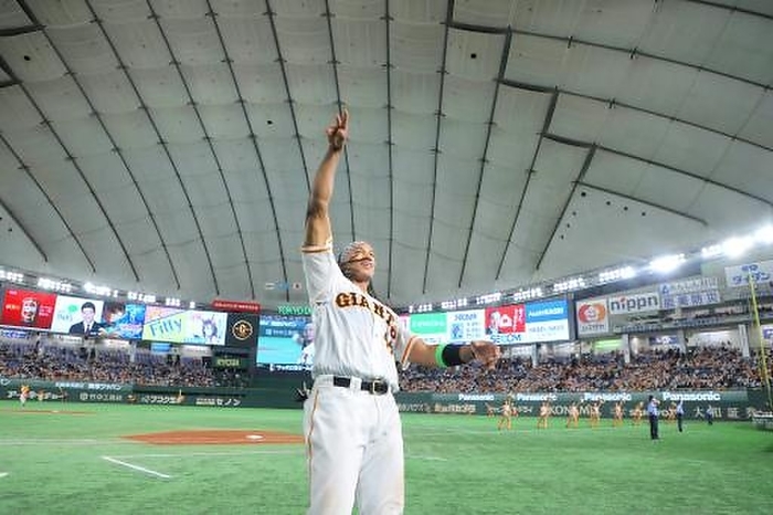 2022 Professional Baseball: Central League and Pacific League Central and Pacific Exchange Games. Giants Orix. Walker, the hitting hero, threw his autograph ball to the crowd of 30,342. Taken at Tokyo Dome on May 24, 2022.