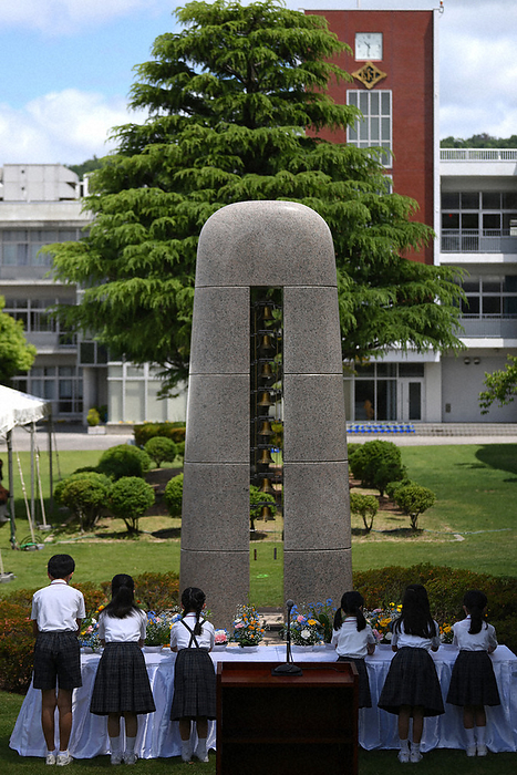 21 years have passed since the Ikeda Elementary School children were murdered. Children offer flowers at the  Prayer and Pledge Gathering  at Ikeda Elementary School of Osaka Kyoiku University in Ikeda City, Osaka Prefecture, on the morning of June 8, 2022. 10:31 a.m., photo by Rei Kubo