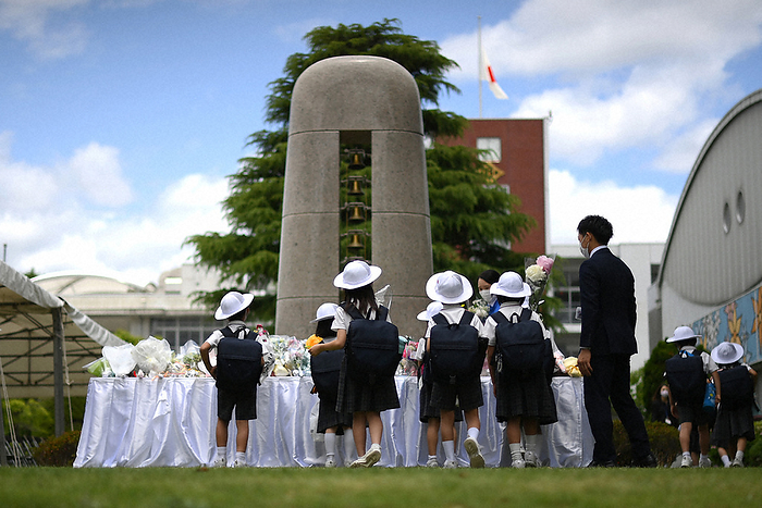 21 years have passed since the Ikeda Elementary School children were murdered. Children offer flowers after the  Prayer and Pledge Gathering  at Ikeda Elementary School of Osaka Kyoiku University in Ikeda City, Osaka Prefecture, on the morning of June 8, 2022. 11:42 a.m., photo by Rei Kubo