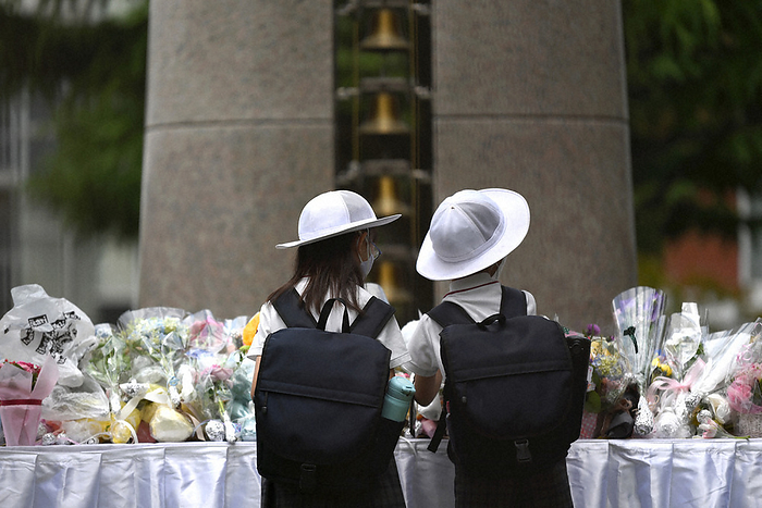 21 years have passed since the Ikeda Elementary School children were murdered. Children offer flowers after the  Prayer and Pledge Gathering  at Ikeda Elementary School of Osaka Kyoiku University in Ikeda City, Osaka Prefecture, on the morning of June 8, 2022. 11:43 a.m., photo by Rei Kubo