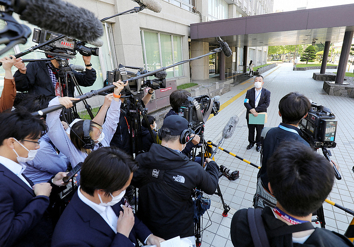 An official from the Hokkaido District Transport Bureau of the Ministry of Land, Infrastructure, Transport and Tourism  back right  informs the assembled press that no one from the  Shiretoko Pleasure Boat  will attend the hearing. An official of the Hokkaido District Transport Bureau of the Ministry of Land, Infrastructure, Transport and Tourism  back right  informs the assembled press that no one involved with the  Shiretoko Pleasure Boat  will attend the hearing, in Chuo ku, Sapporo, June 2022. Photo by Taichi Kaizuka, 9:31 a.m., June 14, 2022