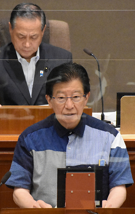 Governor Heita Kawakatsu  foreground  called for avoiding the impact of the linear construction on the Southern Alps ecosystem. Governor Heita Kawakatsu  front , who called for avoiding the impact of linear construction on the Southern Alps ecosystem, at the prefectural assembly on June 14, 2022, at 10:34 a.m. Photo by Hideyuki Yamada