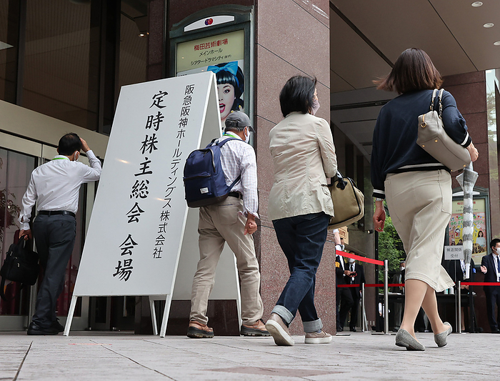 Hankyu Hanshin Holdings Annual General Meeting of Shareholders  Hankyu Hanshin Holdings, Inc. Annual General Meeting of Shareholders  Shareholders heading for the venue of the meeting  Photo by Masashi Goto  Date of photo: 20220615