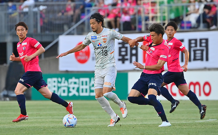2022 J1 League Ryouhei Shirasaki of Shimizu keeps the ball despite being heavily marked in the first half against C Osaka.