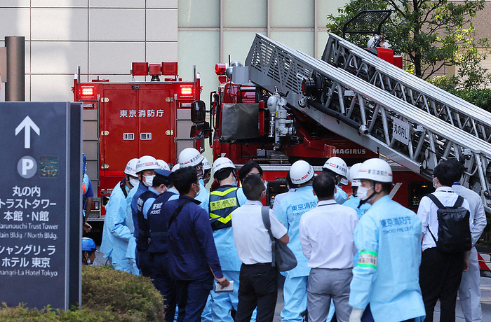 Cleaning gondola suspended in midair in a high rise building Emergency crews and police officers gather around a high rise building where a gondola used for cleaning work was stuck in midair. Photo by Naoaki Hasegawa at 0:43 p.m. on June 28, 2022.