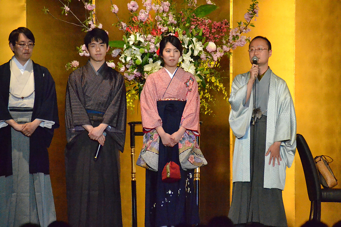 Event  Kisai: Heisei no Awa Sota Fujii 7 dan  second from left  appeared in kimono for the first time in the team led by Akira Watanabe, King of the Heisei era  right  at the relay shogi event in the second part of the  Kisai: Heisei no Ayumi  event. On the left is commentator Zenji Hanyu 9 dan. Second from right is Kana Satomi Women s Meijin   April 29, 2019  photo date 20190429  place Kioicho