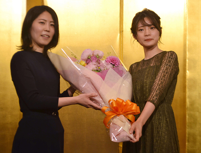 40th Women s Honinbo Enshrinement Ceremony Rina Fujisawa Women s Honinbo  right  receives a bouquet of flowers from Kana Satomi Women s 5th Crown  left , a Shogi player, at the 40th Women s Honinbo coronation ceremony  Date 20211214  Photo location  Hotel New Otani