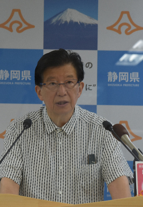 Heita Kawakatsu, Governor of Shizuoka Prefecture, expresses his view that the decision making process for the linear Southern Alps route has not been cleared of uncertainty. Heita Kawakatsu, Governor of Shizuoka Prefecture, expresses his opinion that the opaqueness of the decision making process regarding the linear Southern Alps route could not be resolved.