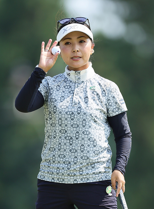 2022 Shiseido Ladies Open, Day 3 AOKI Serena responds to cheers after making a par putt on the 18th, 3rd day of the Shiseido Ladies Open, July 2, 2022 Date 20220702 Site Totsuka Country Club, Yokohama, Japan
