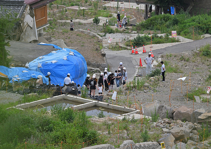 Atami City, one year after the mudslide disaster One year after the mudslide disaster, people with helmets on look around their homes in the warning area in Izuyama, Atami City, Shizuoka Prefecture, 2022. Photo by Koichiro Tezuka, July 3, 10:57 a.m.