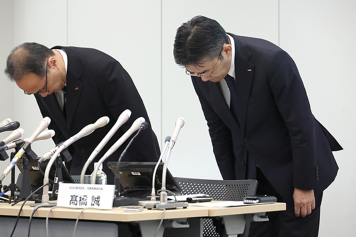 Large scale communication failure at KDDI President Takahashi apologizes at press conference. July 3, 2022, Tokyo, Japan   Japan s telecommunication giant KDDI president Makoto Takahashi  R  bows his head as he apologizes for the company s disruption of mobile communication network at the company s headquarters in Tokyo on Sunday, July 3, 2022. Disruption was caused from early Saturday morning and up to 39 million customers has been affected by communication failure.       Photo by Yoshio Tsunoda AFLO  