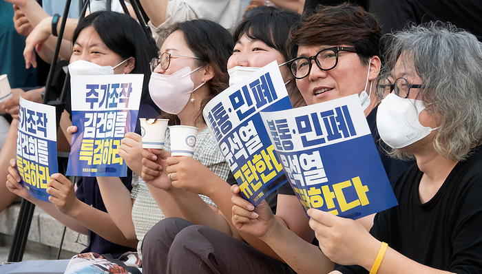 Candle lit rally against President Yoon Suk Yeol and first lady Kim Keon Hee in Seoul Protest against President Yoon Suk Yeol and first lady Kim Keon Hee, July 2, 2022 : People attend a candle lit rally against President Yoon Suk Yeol and first lady Kim Keon Hee in central Seoul, South Korea. Participants demanded to organize a special prosecution to investigate the alleged implication in a stock price manipulation case by first lady Kim Keon Hee and asked President Yoon to change his policies, who they insist, does not communicate with people and has been causing people a lot of trouble since his inauguration.  Photo by Lee Jae Won AFLO   SOUTH KOREA 