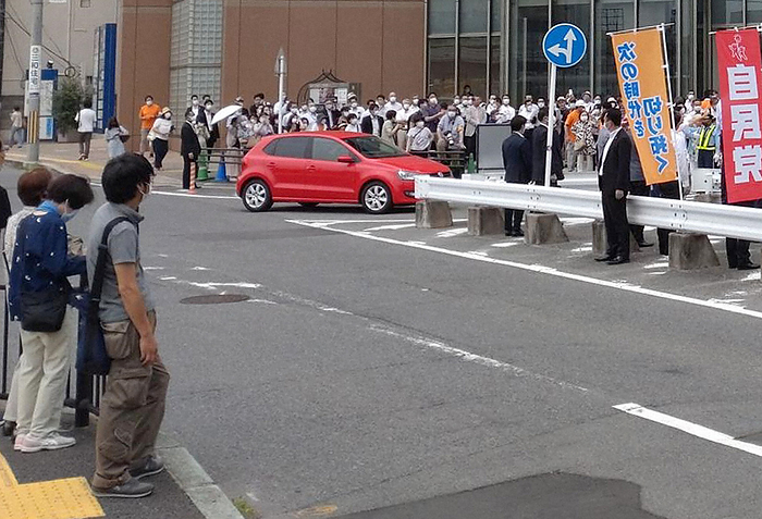 Former Prime Minister Abe was shot by an apparent suspect who was photographed before the incident. The scene of former Prime Minister Shinzo Abe s speech just before the attack. The man wearing a gray polo shirt in the foreground is believed to be the suspect Tetsuya Yamagami, near Yamato Saidaiji Station of Kintetsu Railway in Nara City on July 8, 2022. Photo by Satoshi Kubo taken around 11:22 a.m.