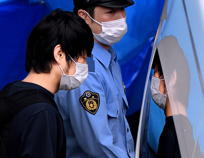 Former Prime Minister Abe shot and killed  Yamagami suspect sent to prison  Related to the murder of former Prime Minister Abe  Yamakami, a suspect, is taken by a police officer and sent to the police station  Photo by Ryosuke Kishi  Photo date: 20220710