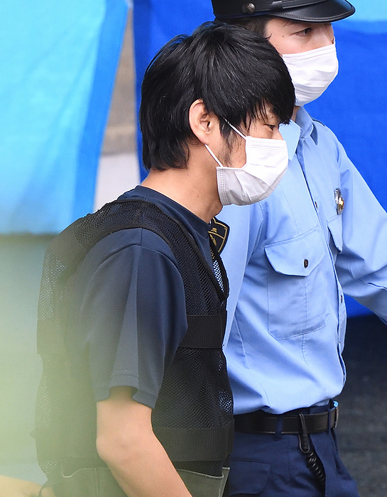 Former Prime Minister Abe shot and killed  Yamagami suspect sent to prison  Related to the murder of former Prime Minister Abe  Yamakami, a suspect, is taken by a police officer and sent to the police station  Photo by Ryosuke Kishi  Photo date: 20220710