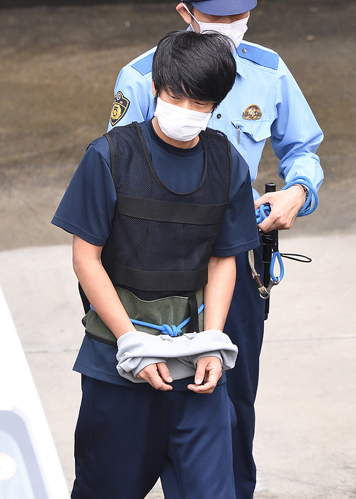 Former Prime Minister Abe shot and killed  Yamagami suspect sent to prison  Related to the murder of former Prime Minister Abe   Use caution  Handcuffs   waist rope are in the picture.