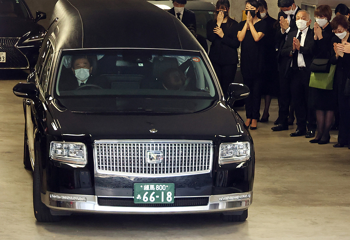 Former Prime Minister Abe dies from gunshot wounds  wake to be held at Zojoji Temple. July 11, 2022, Tokyo, Japan   A hearse carrying body of former Japanese Prime Minister Shinzo Abe leaves his residence to a temple for his funeral ceremony while relatives pray and send off in Tokyo on Monday, July 11, 2022. Abe was shot dead at a stamping tour for the Upper House election on July 8.       Photo by Yoshio Tsunoda AFLO  