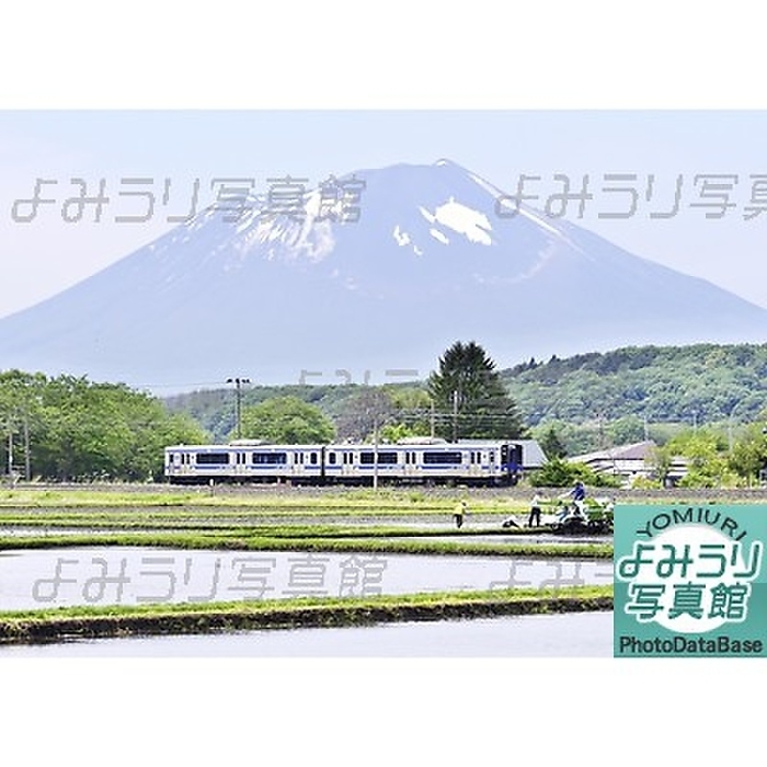 An IGR Iwate Galaxy Railway train runs along the rice planting season with Mount Iwate in the background. Iwate s highest mountain, Mt. Iwate, in the background, an IGR Iwate Galaxy Railway train runs along the railroad line as the rice planting season begins in Morioka City. Morioka City, in the June 6, 2022 evening edition of the  Tetsuhoto  newspaper,  IGR Iwate Galaxy Railway: Michinoku Road in Iwate Prefecture in Spring with a Blue Sky Spreading . The image in the paper is CMYK.  IGR Iwate Galaxy Railroad between Yoshima and Iwate Kawaguchi  Morioka City   Date: May 20, 2022  Time: 10:57 a.m.  Lens: 70 200 mm zoom  ISO sensitivity: 200  Shutter speed: 1 1600  Aperture: F6.3.