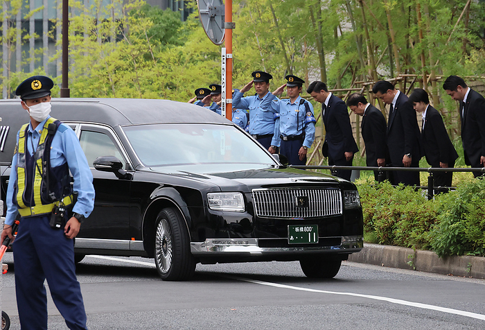 A hearse carrying body of former Prime Minister Shinzo Abe passes the prime minister s official residence after the funeral ceremony July 12, 2022, Tokyo, Japan   A hearse carrying body of former Japanese Prime Minister Shinzo Abe passes prime minister s official residence in Tokyo after the funeral ceremony while police officers bow their heads and salute on Tuesday, July 12, 2022. Abe was shot dead at a stamping tour in western Japan for the Upper House election on July 8.       Photo by Yoshio Tsunoda AFLO 