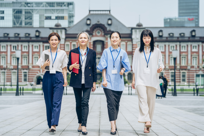 Japanese businesswomen of various ages walking in a business district (Female / People)