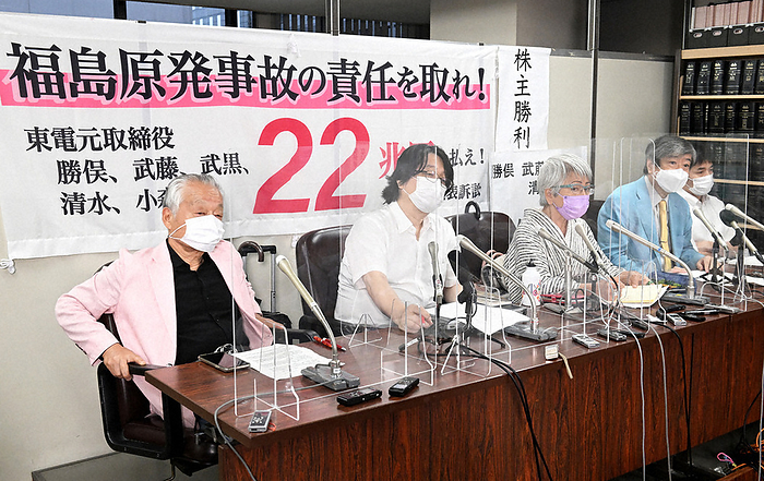 TEPCO shareholder lawsuit over nuclear accident: 4 former executives ordered to pay over 13 trillion yen in damages. Defense lawyers and plaintiffs hold a press conference after the Tokyo District Court s decision to accept the responsibility of TEPCO s former management.  Photo by Nishi Natsuo, 5:19 p.m., July 3, 2022 