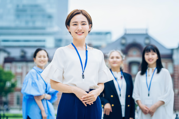 Japanese businesswomen lined up outside (Female / People)