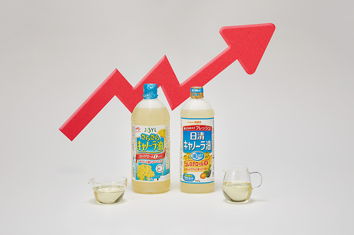 Condiments AJINOMOTO Silky Canola Oil is canola oil of J OIL MILLS, Inc. , and Nisshin Canola Oil is canola oil of The Nisshin OilliO Group, Ltd. in Tokyo, Japan on July 13, 2022. At a time when prices are rising.  Photo by Hideki Yoshihara AFLO 