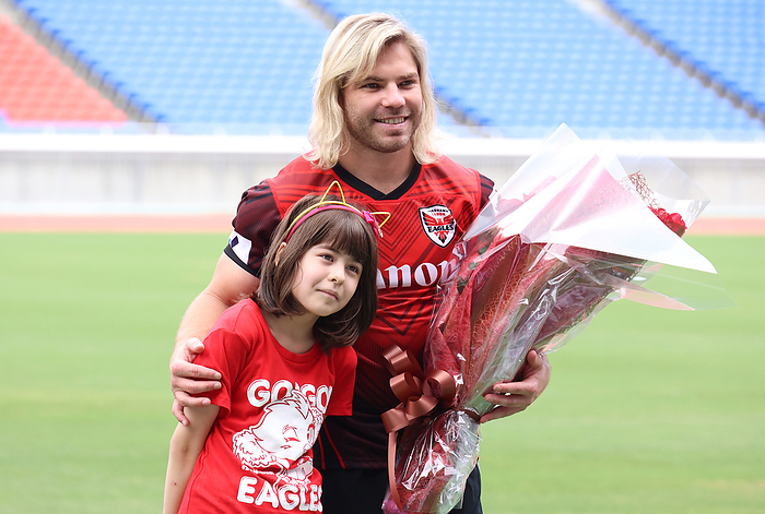 South Africa s scrum half Faf de Klerk announces to join Canon Eagles July 21, 2022, Yokohama, Japan   South Africa s rugby national team scrum half Faf de Klerk receives a flower bouquet from a girl as he joins Japan s League One rugby league team Canon Eagles at a presentation before hundreds of rugby fans at the Nissan stadium in Yokohama, suburban Tokyo on Thursday, July 21, 2022.      Photo by Yoshio Tsunoda AFLO 