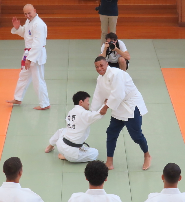 2022 PSG Japan Tour Visits Kodokan Paris Saint Germain FW Mbappe, a French soccer player on tour in Japan, interacts with Shohei Ohno, a men s 73 kilogram judo champion. He threw the two time Olympic champion with an osoto gari  July 21, 2022, Kodokan, Tokyo  Photo Location Kodokan, Tokyo, Japan.  Kodokan, Tokyo, July 21, 2022  Date 20220721 Location Kodokan, Tokyo