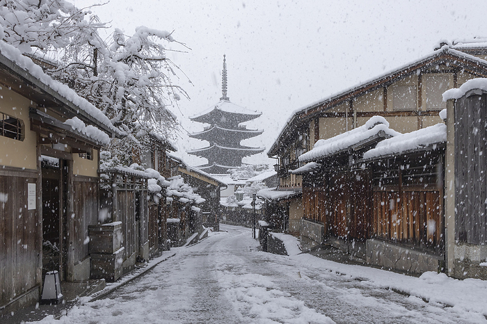Yasaka-no-to (Pagoda of Yasaka) in snow, Kyoto