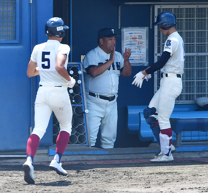 2022 Summer Koshien Osaka Tournament 3rd round Osaka Toin vs. Seki Univ. Hokuyo, 3rd round, Osaka, Japan: Oaruto Ito  left  and coach Koichi Nishitani  center  clap hands after Oaruto hit a solo homerun over the left field with two outs in the top of the 4th inning.