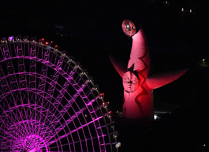New coronary infection: Spread of infected people in the  7th wave  in Japan. The Tower of the Sun lit up in red after the  red light  of Osaka Prefecture s own  Osaka Model  standard was turned on due to the spread of the new coronavirus. In the foreground is the Ferris wheel  Red Horse Osaka Wheel  in Suita City, Osaka Prefecture, on the afternoon of July 27, 2022. Photo taken by Takao Kitamura at 7:54 p.m. from the head office helicopter