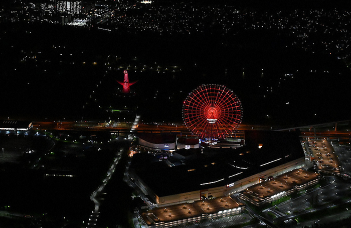 New coronary infection: Spread of infected people in the  7th wave  in Japan. The Tower of the Sun  center left  lit up in red after the  red light  of Osaka Prefecture s original  Osaka Model  standard was turned on due to the spread of the new coronavirus. In the foreground is the Ferris wheel  Red Horse Osaka Wheel  in Suita City, Osaka Prefecture, on the afternoon of July 27, 2022. Photo taken by Takao Kitamura at 8:10 a.m. from the head office helicopter