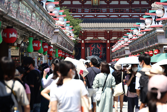 New coronary infection: Spread of infected people in the  7th wave  in Japan. July 31, 2022, Tokyo, Japan   People stroll at the Nakamise shopping street, an approach to the Sensoji temple at Asakusa district in Tokyo amid outbreak of the new coronavirus on Sunday, July 31, 2022. 31,541 poeple were infected with the new coronavirus in Tokyo on July 31.       Photo by Yoshio Tsunoda AFLO  